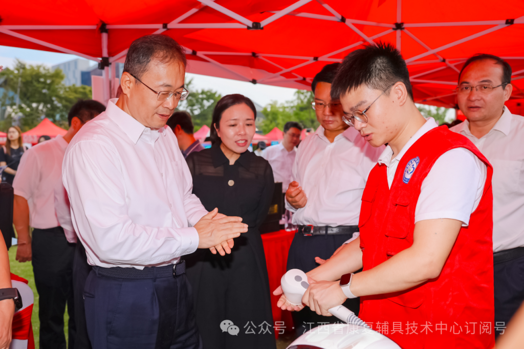 江西省敬老月 创新成果现场展示戴恩助浴 江西省政府党组成员、副省长孙洪山参观展示区，体验戴恩智能便携洗浴机